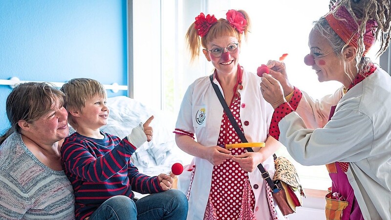 Rote Nase, rote Backen, rote Puschel in den Haaren: Charlotte Liepelt (2. v. r.) bringt Kinder in Kliniken in der Region seit über 20 Jahren zum Lachen.