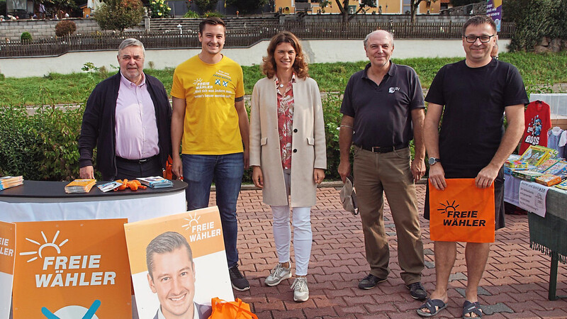 Der Freie-Wähler-Kandidat Christian Schindler (Zweiter von links) mit örtlichen Unterstützern, darunter Landrätin Tanja Schweiger. Die Kritik an seiner Partei nach der Polder-Entscheidung findet er nicht ganz fair.