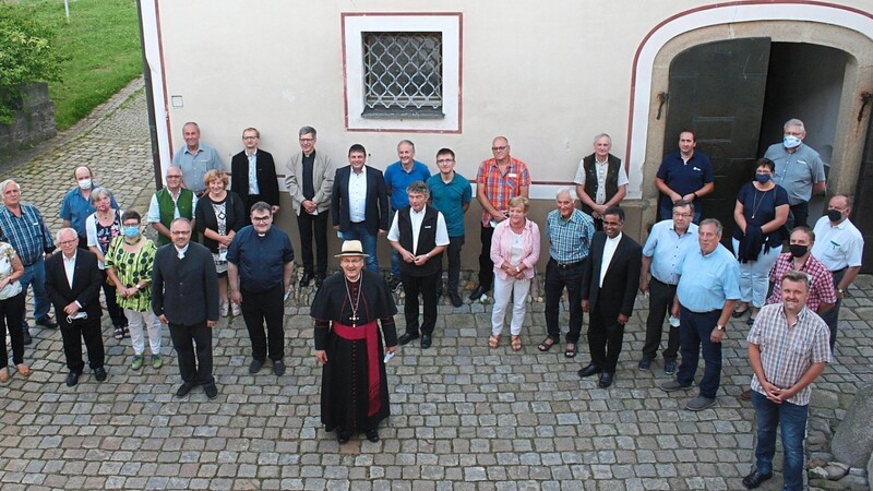 Große Visitation: Bischof Rudolf mit den Seelsorgern und ehrenamtlichen Mitarbeitern der Pfarreien des Dekanats Kötzting.