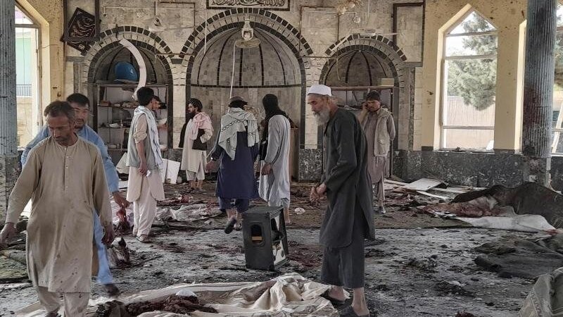 Menschen betrachten die Schäden in der attackierten Moschee in Kundus - auf diese Moschee hat es vor einer Woche einen Anschlag gegeben. (Archivbild)