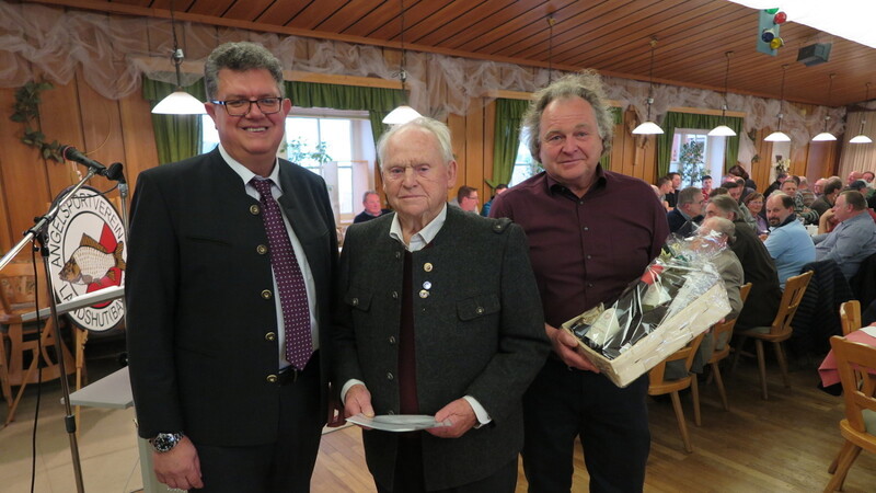 Mit der Goldenen Ehrennadel des Fischereiverbandes wurde Andreas Wiethaler (M.) für 70 Jahre Vereinstreue geehrt.