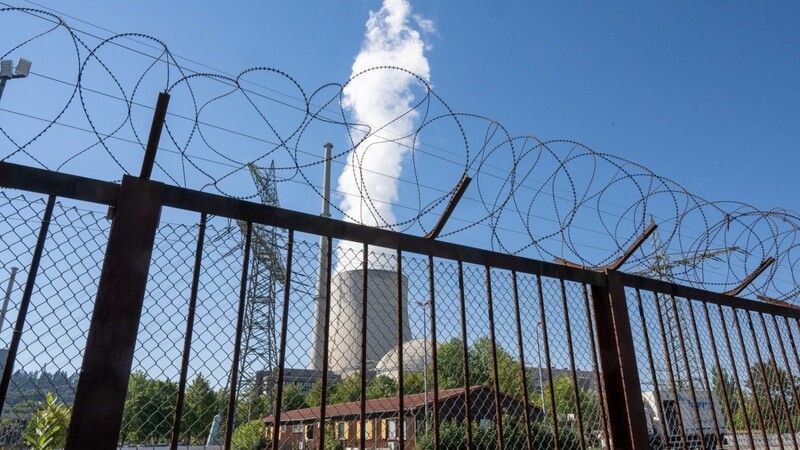Die drei verbleibenden Atommeiler, wie das Kernkraftwerk Isar 2 bei Landshut, sollen am Netz bleiben, fordert Andreas Scheuer. Weiterhin sollen drei neue AKW gebaut werden.