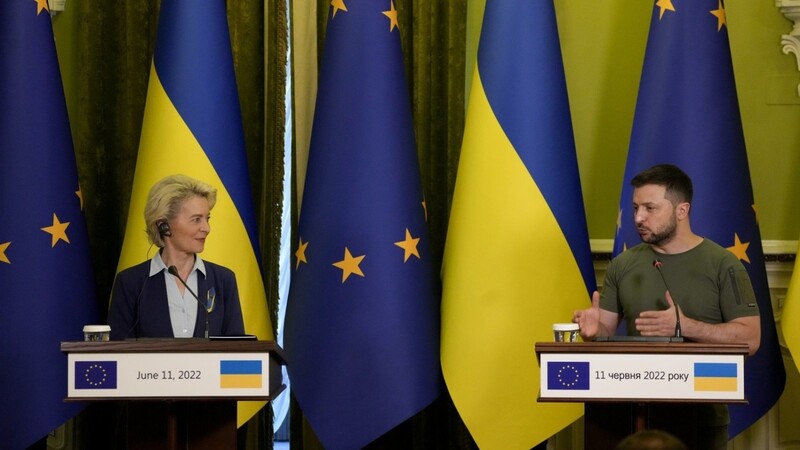 Ursula von der Leyen, EU-Kommissionspräsidentin, hier auf einer gemeinsamen Pressekonferenz mit Wolodymyr Selenskyj, Präsident der Ukraine, war vor Kurzem zu Gesprächen über den EU-Beitrittsantrag der Ukraine in Kiew.