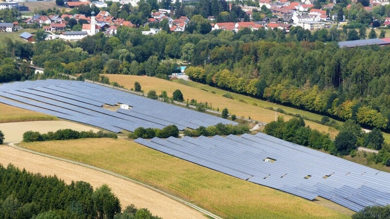Der Bürger-Solarpark südlich der Bahnlinie liefert seit einigen Jahren Strom. In der jüngsten Sitzung des Stadtentwicklungsausschusses kündigte Regionalmanager Georg Straßer an, dass der Solarpark in den kommenden Jahren womöglich nach Süden erweitert wird.