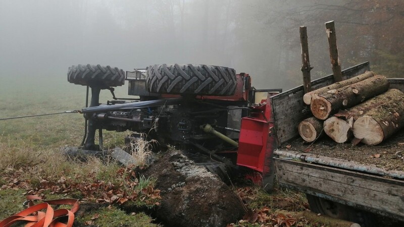 Am Donnerstag ist es bei Grafling zu einem Unfall mit einem umgestürzten Traktor gekommen.