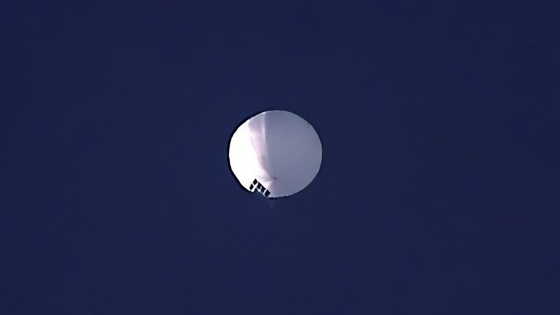 Ein Beobachtungsballon ist am Himmel zu sehen. Chinas Regierung geht nach eigenen Angaben den Berichten über einen chinesischen Spionageballon über den USA nach und mahnt vor voreiligen Spekulationen. Zuvor hatte das US-Militär einen chinesischen Spionageballon über dem Norden der USA gesichtet.