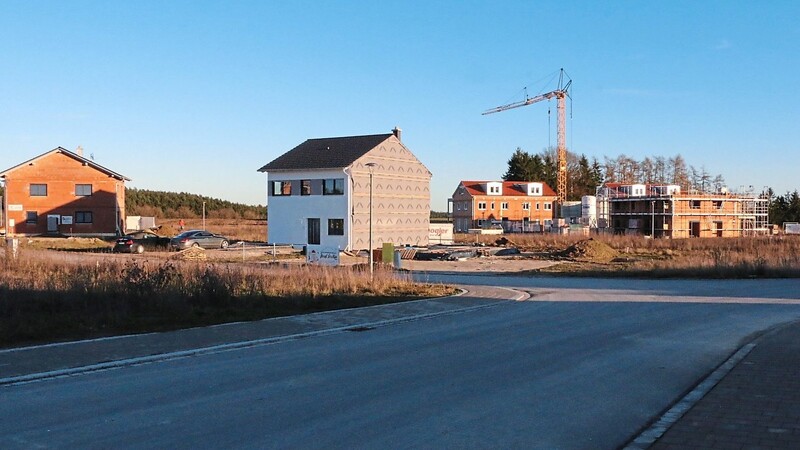 Im neuen Baugebiet "Reithmaier Feld" herrscht bereits rege Bautätigkeit, nun veräußert die Gemeinde zwei Grundstücke im Bieterverfahren.