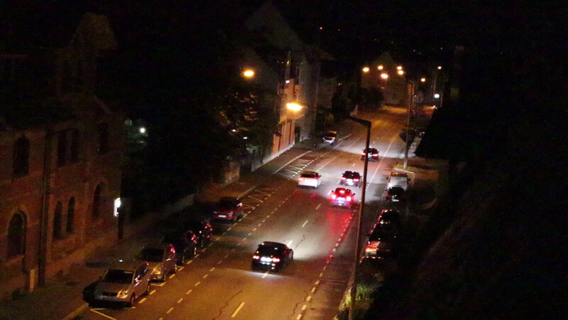 Foto aus einem Raser-Video: Ein weißer BMW auf der Gegenfahrbahn, weil es ihm nicht schnell genug geht... .und auf der Rückfahrt genauso. Das spielt sich meist mehrmals hintereinander an einem Abend ab.