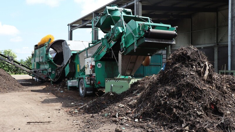 Die riesige Siebmaschine sortiert Störstoffe aus kompostiertem Material heraus.