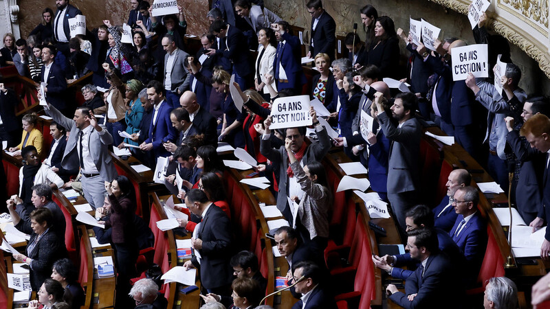 Linke Abgeordnete halten Schilder mit der Aufschrift "Nein zu 64 Jahren" hoch. Zu einer Abstimmung über das Gesetz kam es nicht.