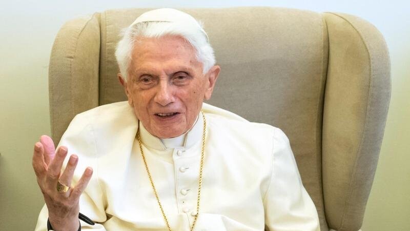 Der emeritierte Papst Benedikt XVI. spricht bei einem Interview.