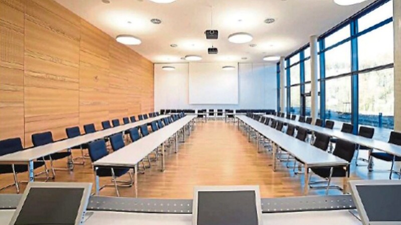 Diese Stühle im großen Sitzungssaal des Kelheimer Kreistags werden bei der Kommunalwahl am 15. März neu besetzt. Um die 60 Mandate bewerben sich 528 Kandidaten.