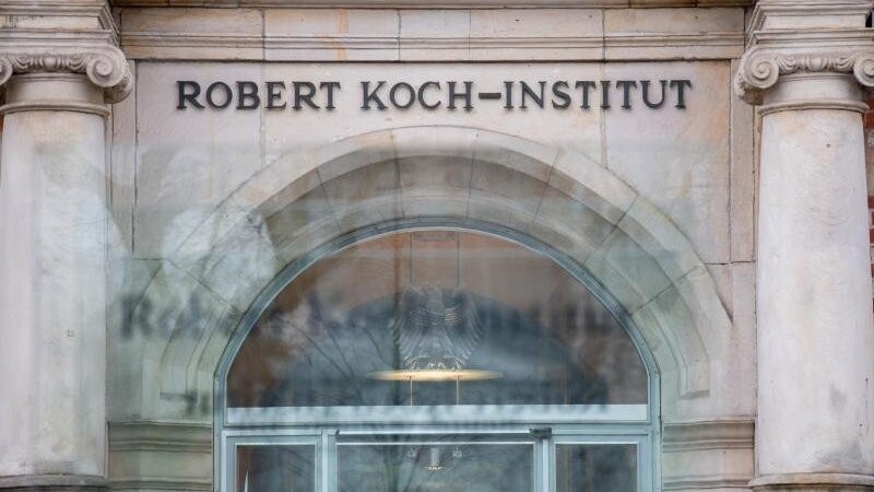 Der Eingang zum Robert Koch-Institut (RKI), in dem die aktuelle Lage zum Coronavirus beurteilt wird. Foto: David Hutzler/dpa/Archivbild