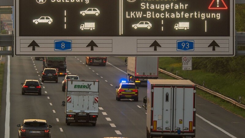 Ein Verkehrsschild mit der Aufschrift "Kufstein Staugefahr LKW-Blockabfertigung" steht auf der A8.