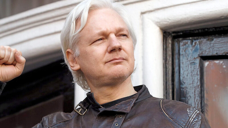 Julian Assange am Freitag am Balkon der Botschaft Ecuadors in London.