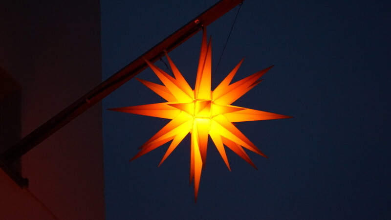 Pfarrer Michael Lenk sagte in seiner Weihnachtspredigt: "Der Stern am Turm der Christuskirche strahlt Tag und Nacht. Er verweist auf seine Stunde, die Sternstunde am Heiligen Abend."