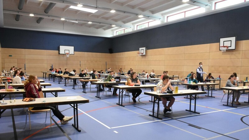 Die Abiturienten haben ihre schriftliche Prüfung im Fach Deutsch in der Turnhalle des Maximilian-von-Montgelas-Gymnasiums geschrieben.