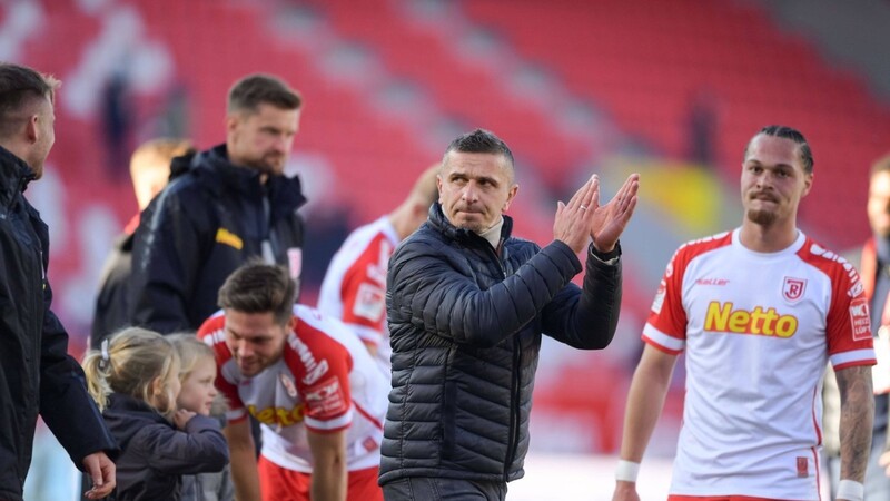 "Wir spielen für uns und unsere Fans", betonte Jahn-Trainer Mersad Selimbegovic auf der Pressekonferenz vor dem DFB-Pokal-Spiel am Mittwoch gegen Rostock.