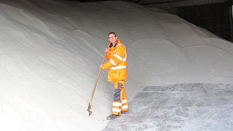 Das Salzlager hat der stellvertretende Bauhofleiter Michael Pokoj bereits wieder füllen lassen, da derzeit die Salzpreise niedriger sind.