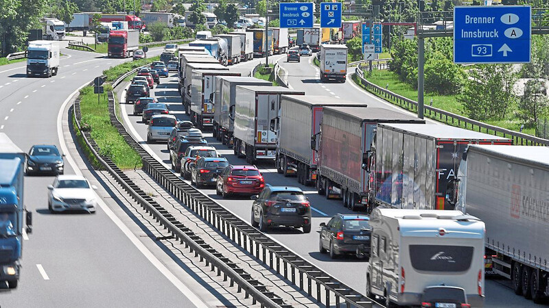 Die Corona-Pandemie hat den Lkw-Transitverkehr nur wenig ausgebremst, sagt der Tiroler Regierungschef Günther Platter. Deshalb beharrt er weiterhin auf die "Dosierungsmaßnahmen".