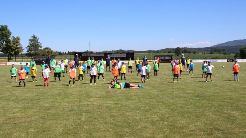 Die Teilnehmer an dem Fußball-Camp der JFG Drei Wappen mit den Trainern der Münchner Fußballschule auf dem Sportgelände des FC Ränkam.