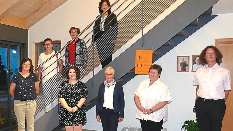 Der neue Frauenbund-Vorstand mit der jungen Vorsitzenden Julia Zimmermann (vorne, 2. von links) und Präses Pfarrer Michael Reißer (rechts).