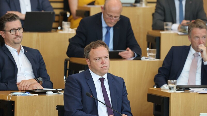 Mario Voigt (vorn links), Fraktionsvorsitzender der CDU Fraktion im Thüringer Landtag, und weitere Mitglieder der CDU-Fraktion bleiben während der der Abstimmung auf ihrem Platz im Plenarsaal sitzen.