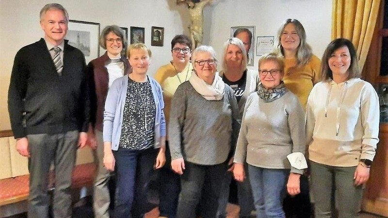 Die neue Vorstandschaft der Frauengruppe Sankt Jakob mit Pfarrer Josef Pöschl