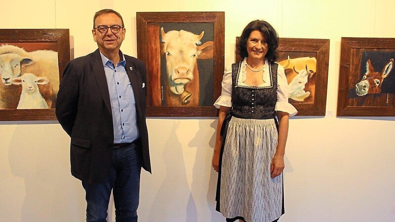 Viechtachs Bürgermeister Franz Wittmann und die Prackenbacher Künstlerin Rosi Baumgartner im Alten Rathaus.