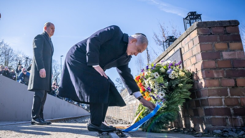 Israels Ministerpräsident Benjamin Netanjahu (r.) und Bundeskanzler Olaf Scholz (l.) besuchen das Mahnmal Gleis 17 in Berlin-Grunewald. Das spätere Gespräch der beiden Regierungschefs ist für Scholz einen diplomatische Bewährungsprobe.
