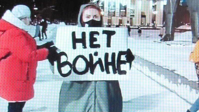 "Nein zum Krieg!": Eine Frau demonstriert mit einem Plakat vor dem Lenin-Monument in Nowosibirsk gegen Putins Ukraine-Feldzug.