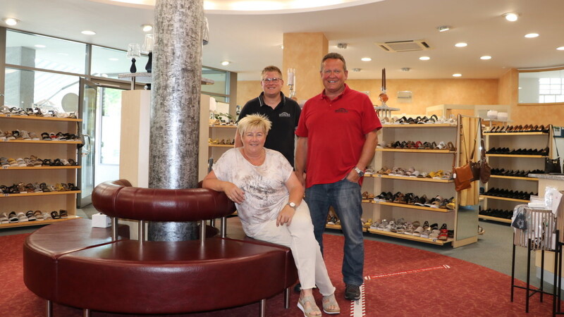 Michael (Mitte), Robert und Andrea Zwickl führen das Schuhhaus Zwickl in Bogen am Stadtplatz 45 als Familie gemeinsam. Schuh Zwickl feiert dieses Jahr 70-jähriges Jubiläum - eine Erfolgsgeschichte.