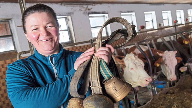 Die Milchbäuerin Regina Killer steht mit ein paar Kuhglocken in der Hand in ihrem Viehstall. Wegen dieser Glocken gibt es Streit mit einem Ehepaar - und das jetzt schon seit einigen Jahren.