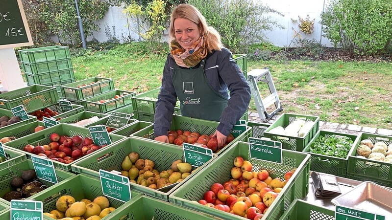 Das Gemüseangebot ist aktuell um reichlich Obst erweitert: Kerstin Semmelmann vom Biohof Simml in Kalsing beim Bauernmarkt am Freitag in Roding.