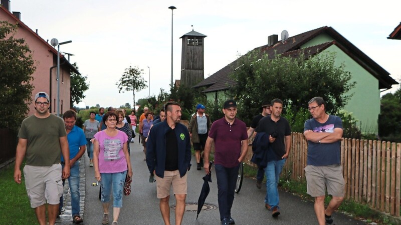 Zusammen mit den Kiefenholzern besuchte Bürgermeister Josef Schütz die Problemstellen des Ortsteils.
