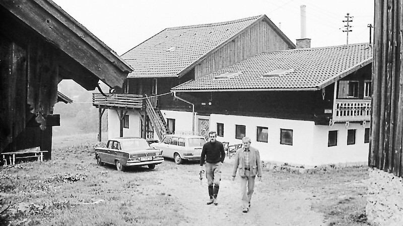 Durch den heutigen Besitzer des Hofes von Kleinhöfling, Dr. Ulrich Bonewitz (links), kam Eckard Friedrich zum ersten Mal in den Bayerischen Wald. Auf dem Bild rechts der bereits 2003 verstorbene Jochen Tanger.