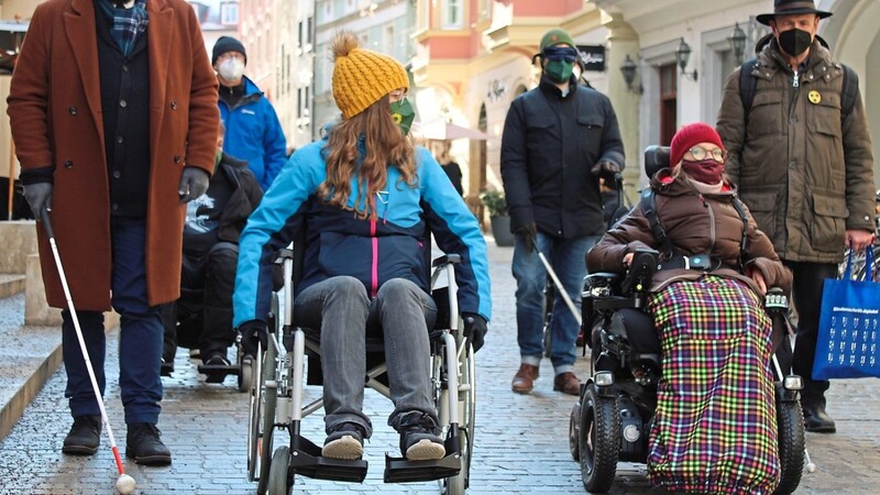 Mit geschwärzter Brille und Taststock oder im Rollstuhl wurde die Altstadt auf seine Barrierefreiheit getestet.