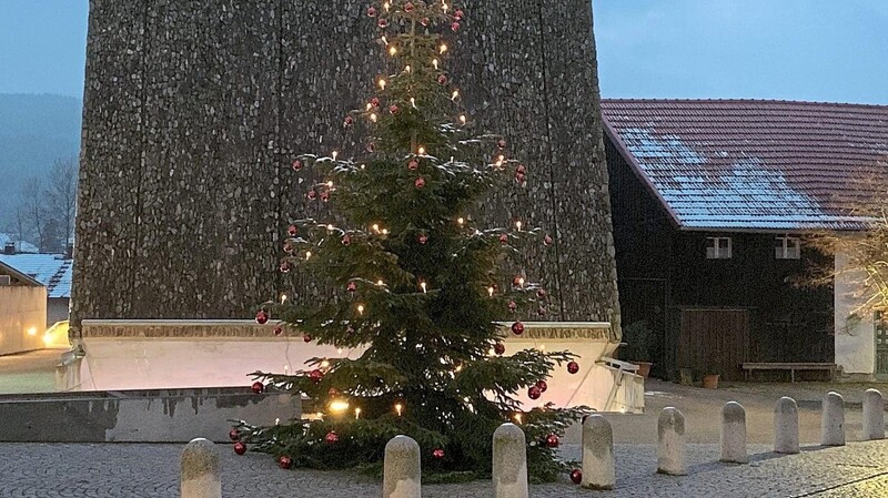 Trotz Energiekrise: Blaibachs Dorfmitte wird auch heuer weihnachtlich beleuchtet.