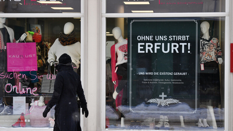 "Ohne uns stirbt Erfurt!" steht auf dem Plakat im Schaufenster eines Bekleidungsgeschäfts in der Marktstraße. Bund und Länder haben am Mittwoch den Lockdown noch einmal um drei Wochen verlängert.