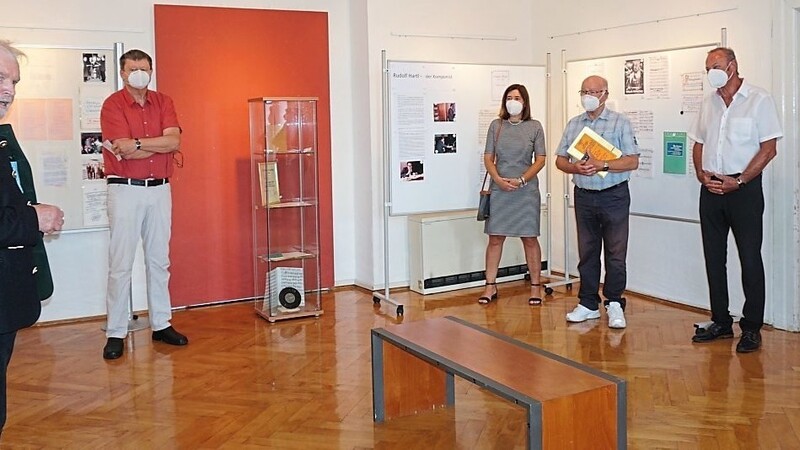 Peter Lutz (links) eröffnete am Sonntag im kleinen Kreis die Ausstellung über das Lebenswerk von Rudolf Hartl.