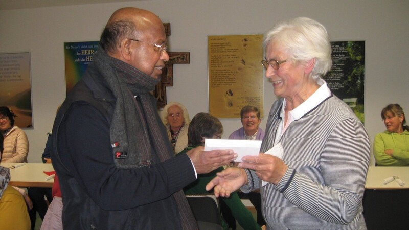 Pater Joseph bekam von den Frauenbund-Mitgliedern eine Spende in Höhe von 1 000 Euro.