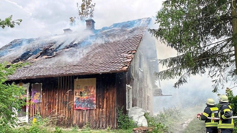 Ein leerstehendes Holzhaus an der Pfingstreiterstraße geriet in Brand.