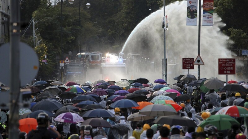 Inmitten von Protesten, Ausschreitungen und staatlicher Gewalt kommt es in Hongkong zur Kommunalwahl.