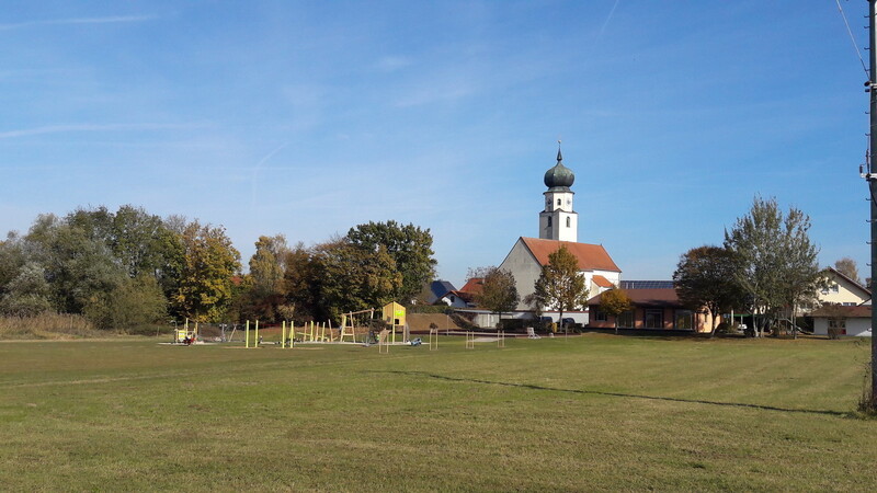 Eine Investorenfirma möchte in der Gemeinde Kirchroth einen Funkmast errichten. Potenzieller Standort ist eine Fläche, die sich im Eigentum der Gemeinde befindet und hinter der Kirche St. Gangolf im Ortsteil Kößnach liegt.