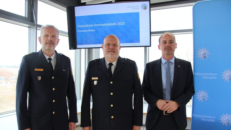 Kriminaldirektor Michael Danninger (v.r.), Polizeipräsident Norbert Zink und Vize Thomas Schöniger stellten am Donnerstag die Kriminalstatistik 2022 für die Oberpfalz vor.
