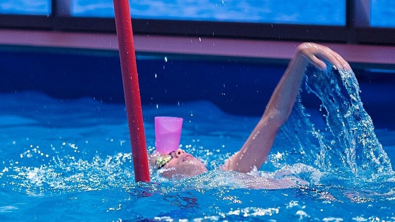 Rückenschwimmen, mit einem gefüllten Wasserglas auf der Stirn: So möchte Vincent Olympiasieger Florian Wellbrock bezwingen.