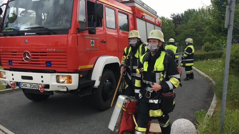 Einer der Feuerwehreinsätze in der vergangenen Woche: Ein Atemschutztrupp der Feuerwehr Bad Kötzting hat sich nach dem Auslösen einer Brandmeldeanlage einsatzfertig ausgerüstet.