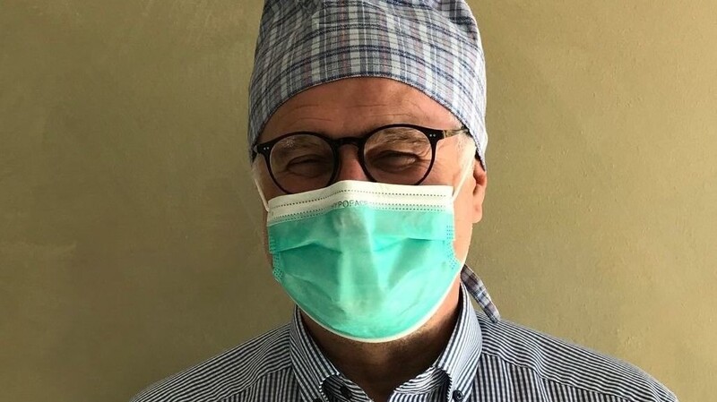 Dr. Norbert Kutz, Chefarzt der Anästhesie und Intensivmedizin an der Goldberg-Klinik Kelheim, trägt eine der selbst genähten OP-Hauben.