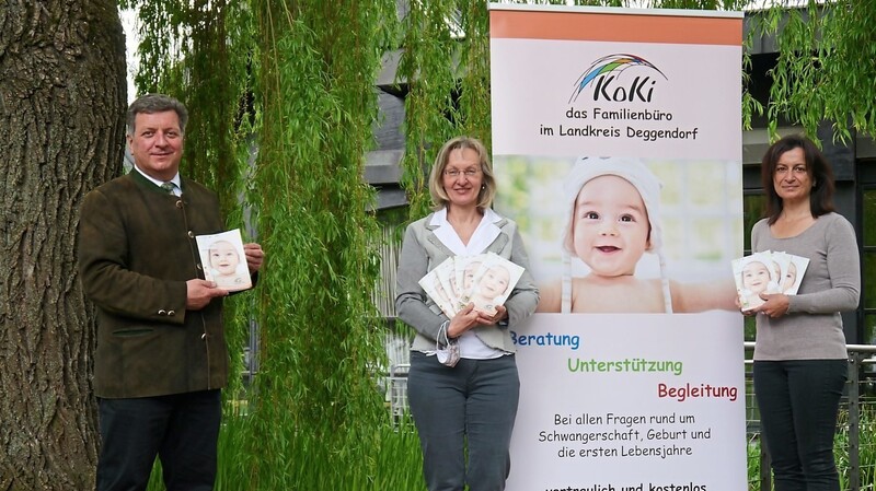 Landrat Christian Bernreiter (v. l.), Angelika Maier-Hoerburger und Ellen Tsalos-Fürter stellten das neue Eltern-Begleitbuch vor.