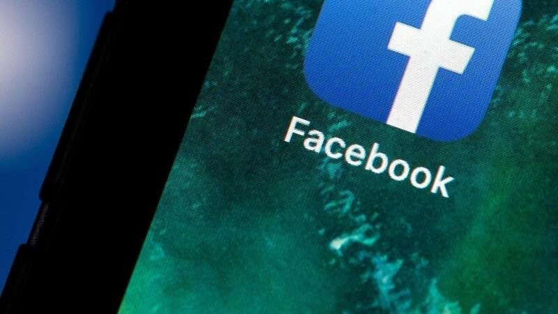 Das Logo der Facebook-App ist auf dem Display eines Smartphones zu sehen. Das Unternehmen muss seine Position vor Gericht vertreten.